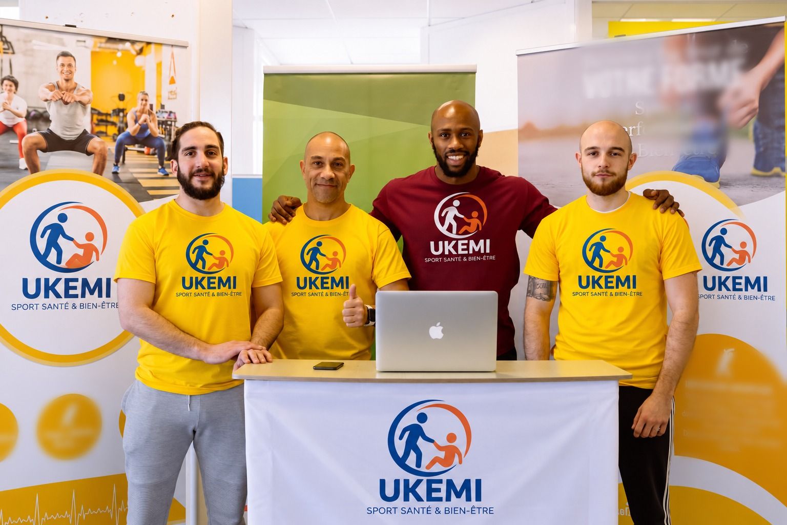 L'équipe UKEMI devant son stand, en t-shirts UKEMI.